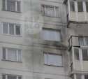 Беспилотник врезался в многоэтажку: выбитые взрывом окна закрыли поликарбонатом