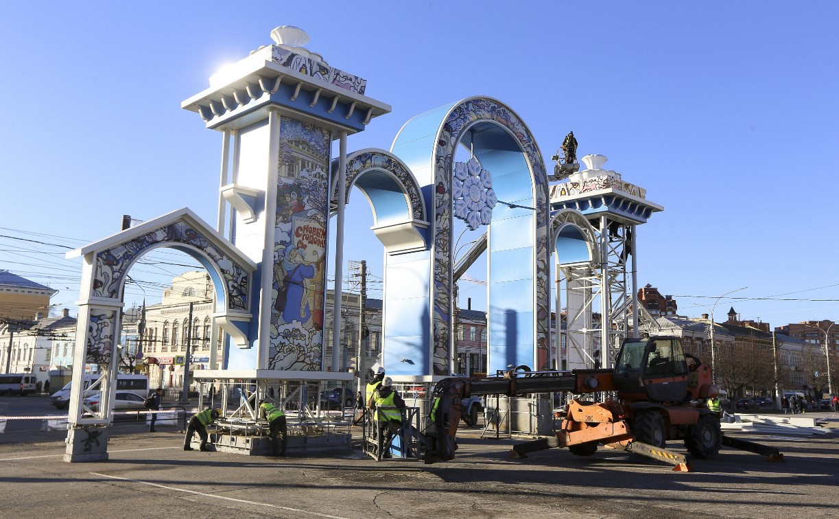В Туле на площади Ленина разбирают новогоднюю арку