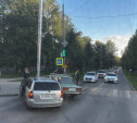 На ул. Калинина две легковушки столкнулись и выехали на тротуар