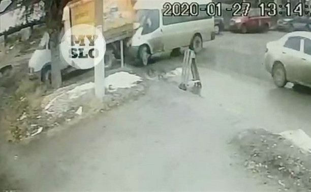 Момент аварии с угнанной в Туле маршруткой попал на видео