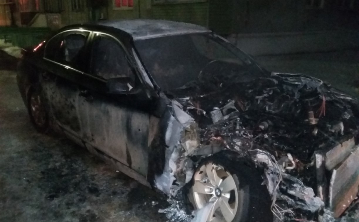 Ранним утром в Арсеньево сгорел BMW