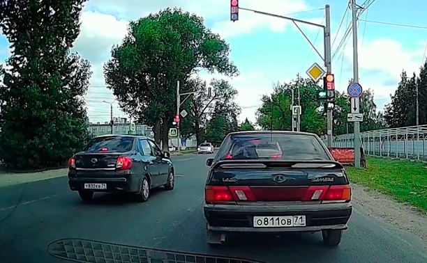 В Туле водитель «хакнул» сигналы светофора: видео