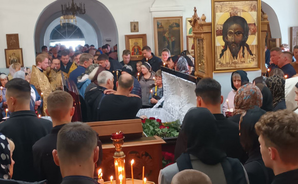 В Новомосковске хоронят убитых адвоката и директора спортколледжа: проститься с ними пришло около 500 человек