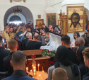 В Новомосковске хоронят убитых адвоката и директора спортколледжа: проститься с ними пришло около 500 человек