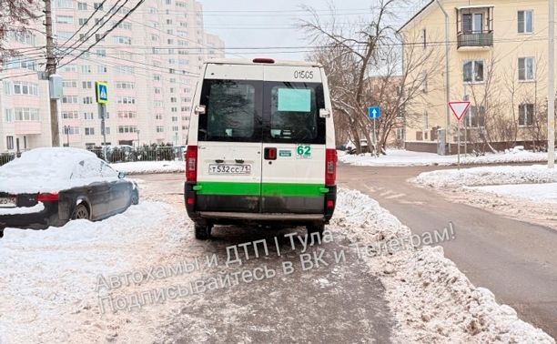 В Туле на тротуаре обосновалась маршрутка