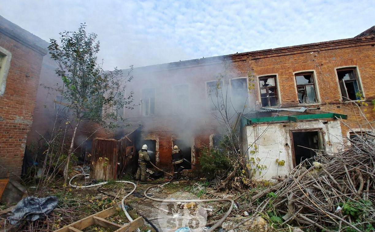 На ул. Пушкинской в Туле загорелся заброшенный дом