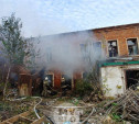 На ул. Пушкинской в Туле загорелся заброшенный дом