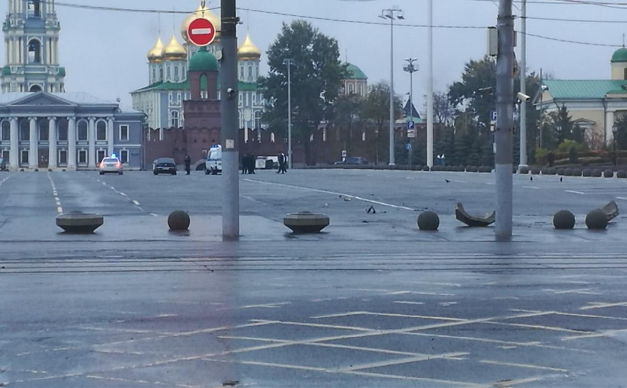 В Туле водитель снёс бетонное ограждение и вылетел на площадь Ленина