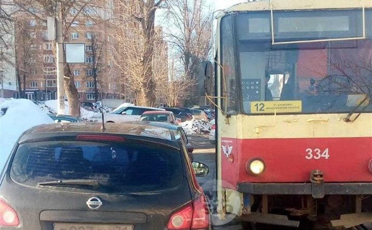 «Накажи автохама»: на ул. Михеева еще один водитель остановил движение трамваев