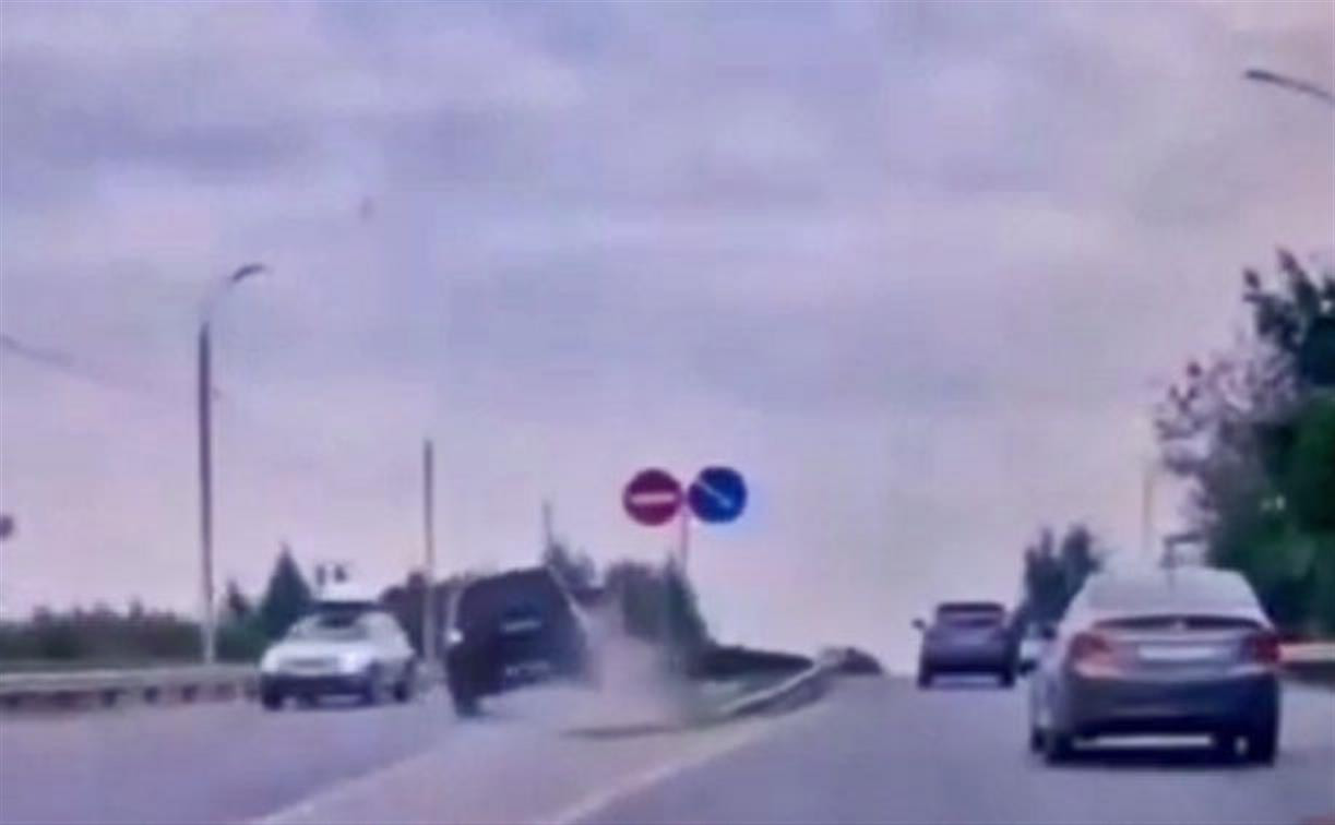 В Новомосковске Suzuki проехал по встречке, влетел в отбойник и поехал дальше: видео