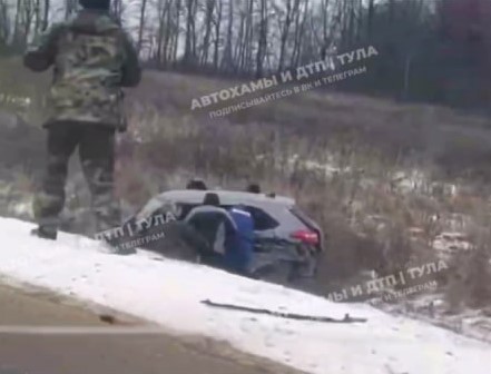 На Калужском шоссе легковушка влетела под грузовик