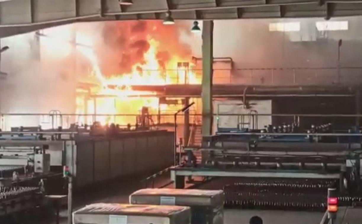 На стекольном заводе в Алексине произошёл пожар: видео