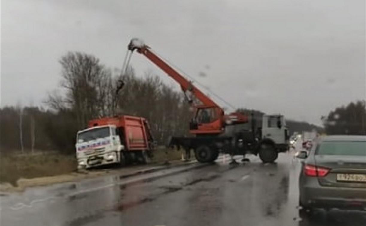 На Новомосковском шоссе пробка: мусоровоз съехал в кювет
