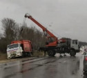 На Новомосковском шоссе пробка: мусоровоз съехал в кювет