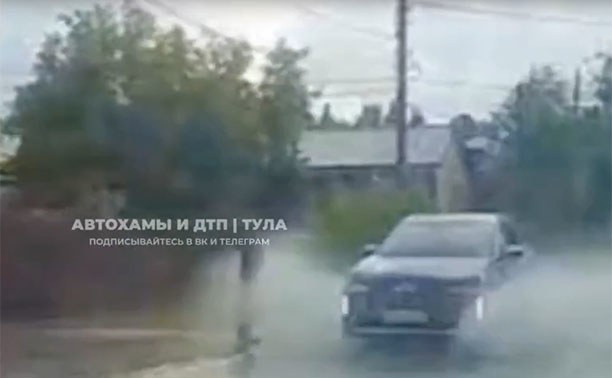 В Туле водитель устроил пешеходу «душ» из лужи
