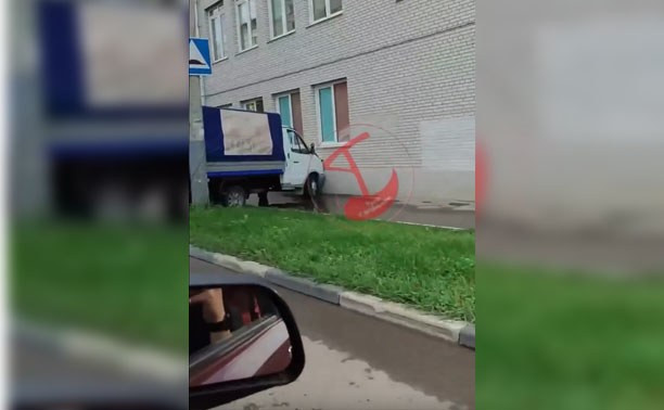 ГАЗель врезалась в школу в центре Тулы: видео