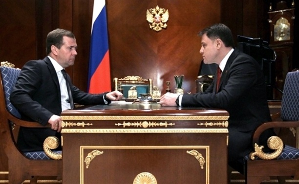 Владимир Груздев поздравил Дмитрия Медведева с днем рождения