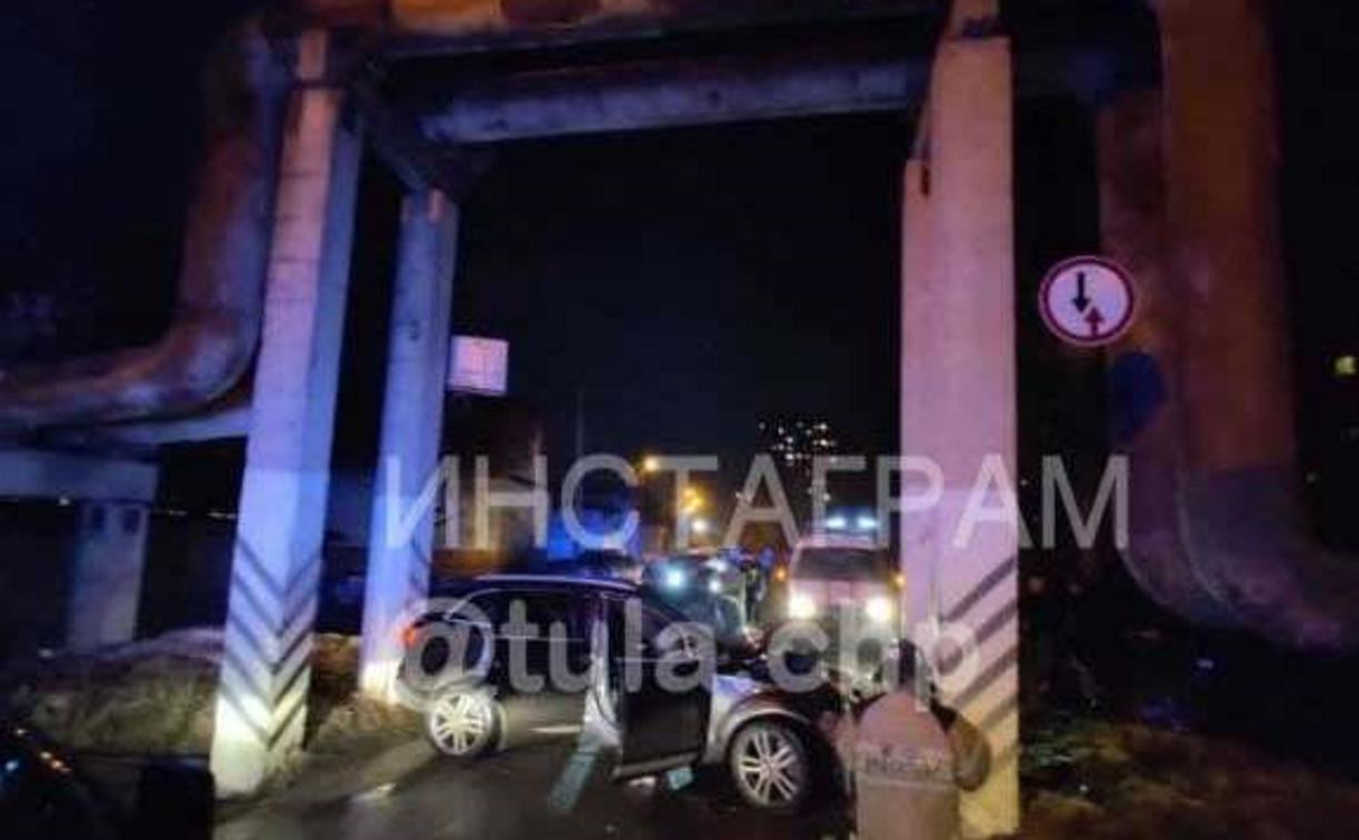 На ул. Приупской «Ауди» врезалась в бетонную опору: пострадали двое 