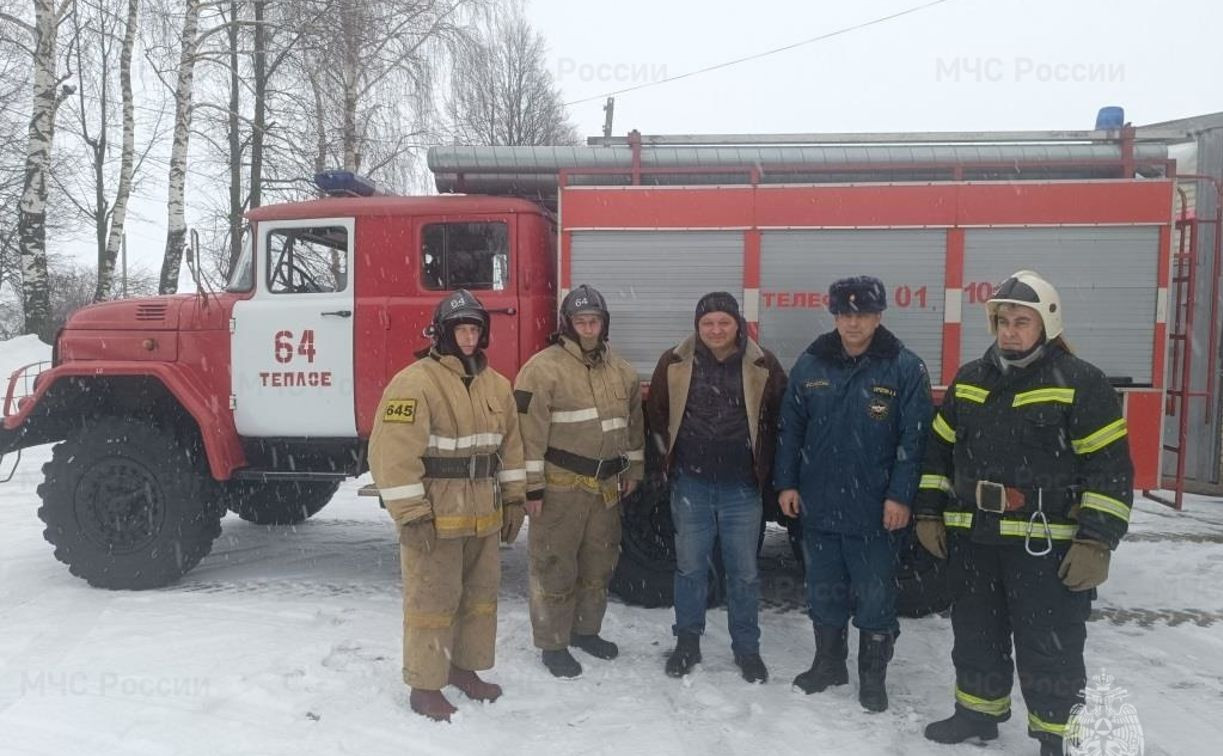 Тульские пожарные приютили и накормили водителя сгоревшей машины
