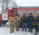 Тульские пожарные приютили и накормили водителя сгоревшей машины
