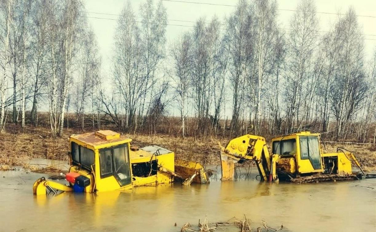 Под Тулой два экскаватора попали в водный плен