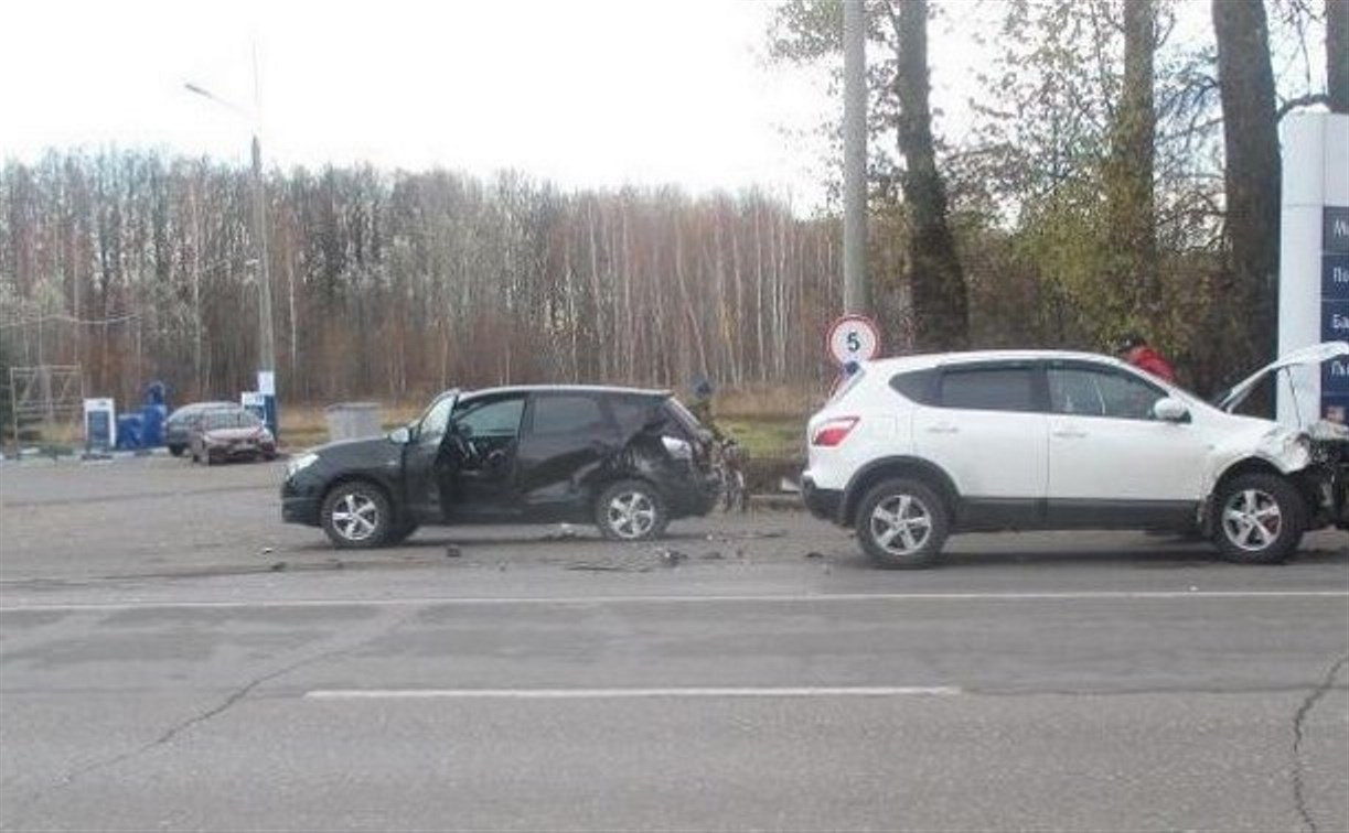 В Новомосковске две автолюбительницы на Nissan Qashqai не поделили дорогу