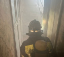 В новомосковской пятиэтажке загорелась кухня: одного из жильцов спасли пожарные