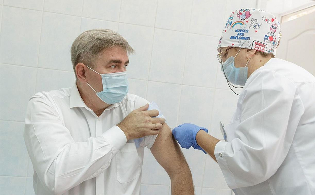 Министр здравоохранения Тульской области и глава Роспотребнадзора привились от гриппа
