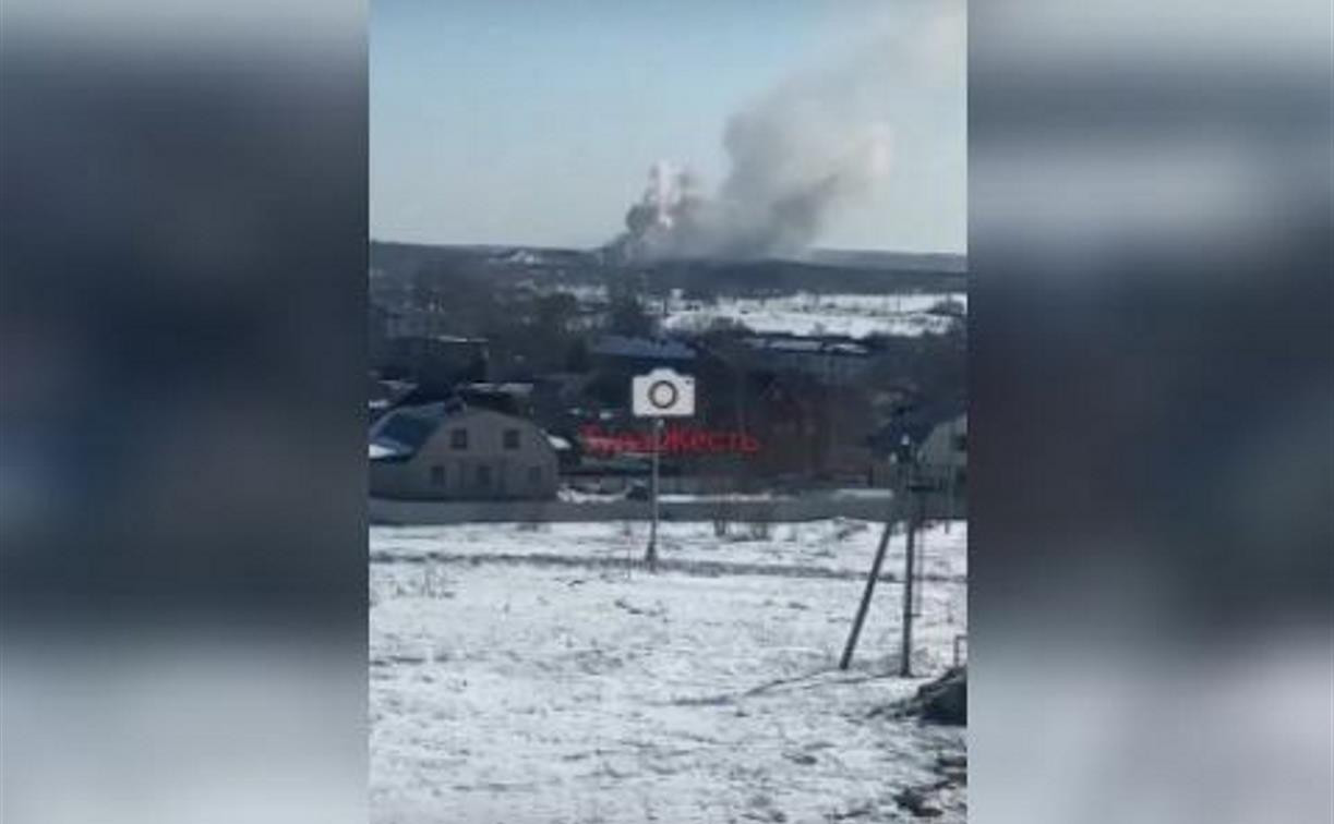 В поселке Ленинском в Туле загорелась мусорная свалка