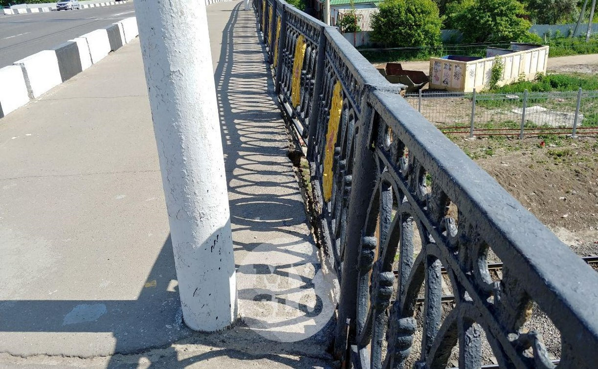 Осторожно: у моста на ул. Октябрьской в Туле отваливаются перила
