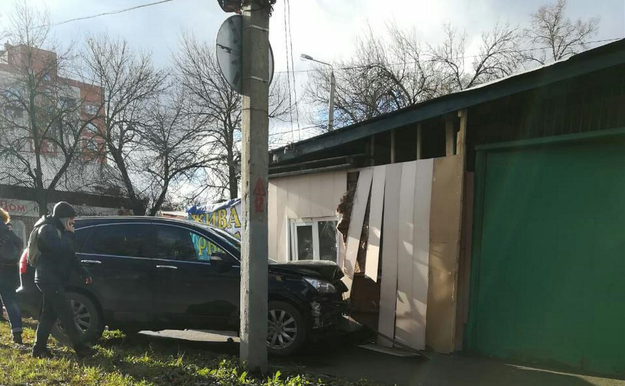 В Туле на пересечении ул. Староникитской и Л. Толстого автомобиль врезался в дом