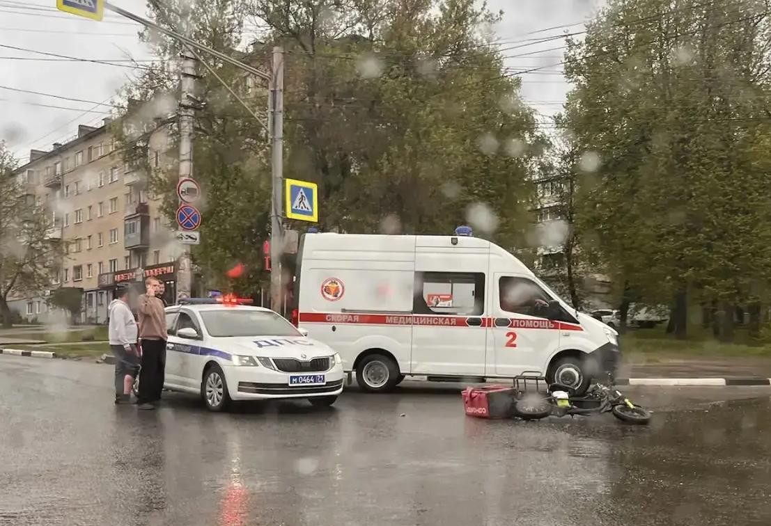 На ул. Фрунзе доставщик на велосипеде попал в ДТП
