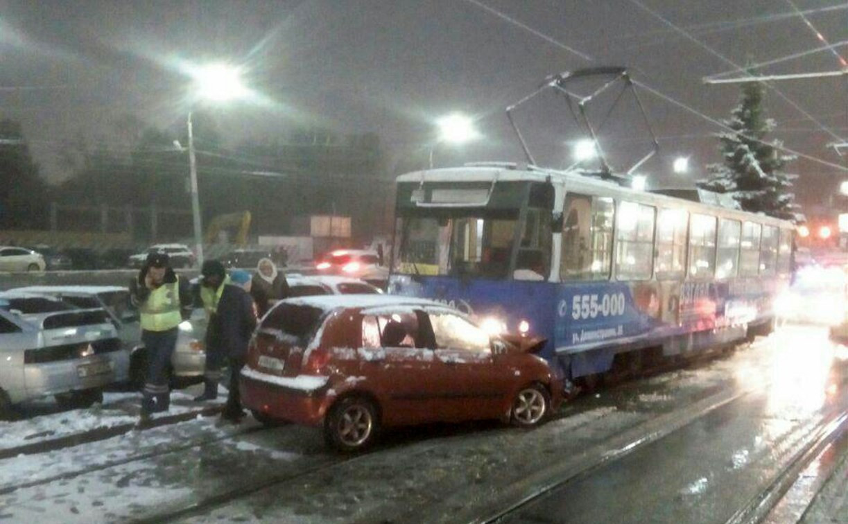 В Туле на Зареченском мосту произошло лобовое ДТП с трамваем