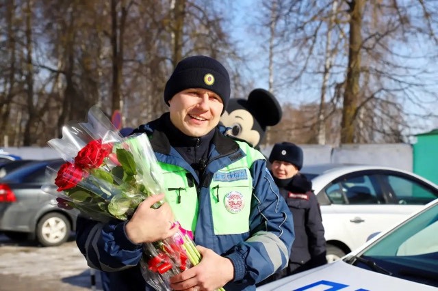 Цветы для автоледи: инспекторы ГИБДД поздравили жительниц Тульской области с 8 Марта