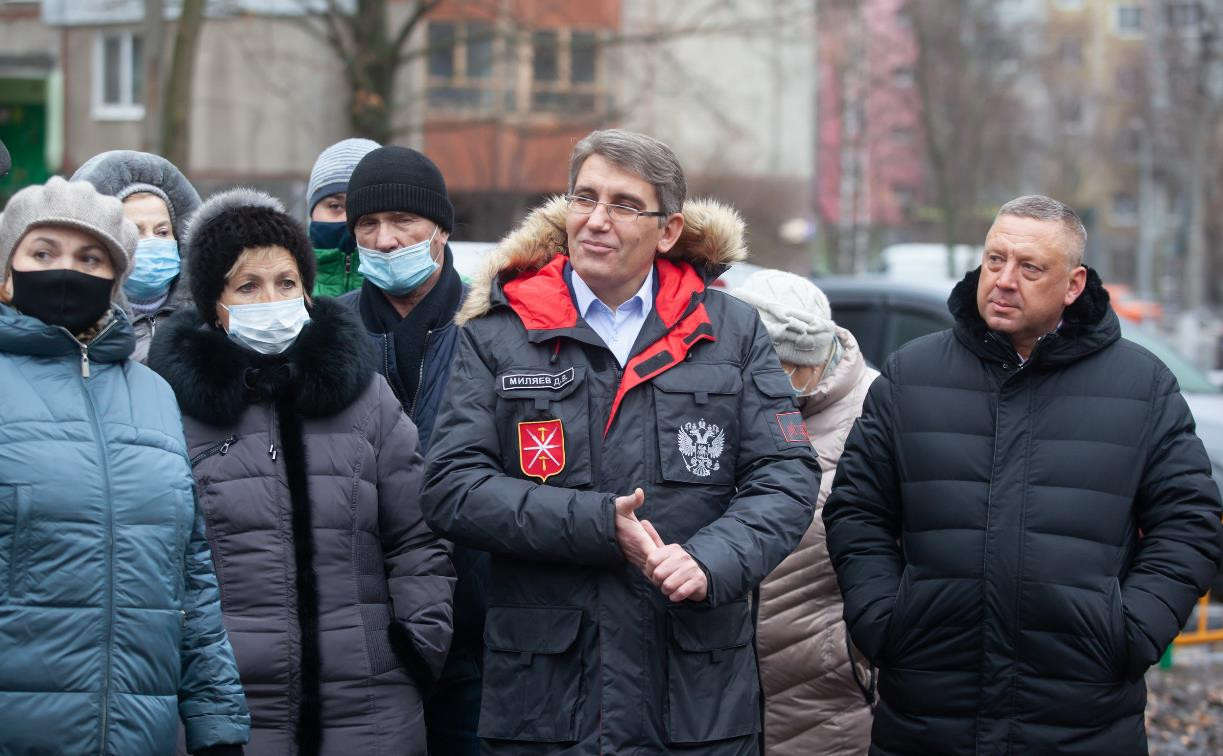 Дмитрий Миляев вместе с жителями проверил качество комплексного благоустройства дворов