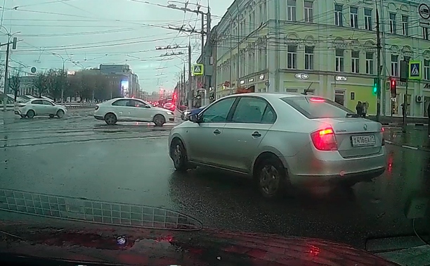 На ул. Советской автомобилист непринужденно выехал за стоп-линию