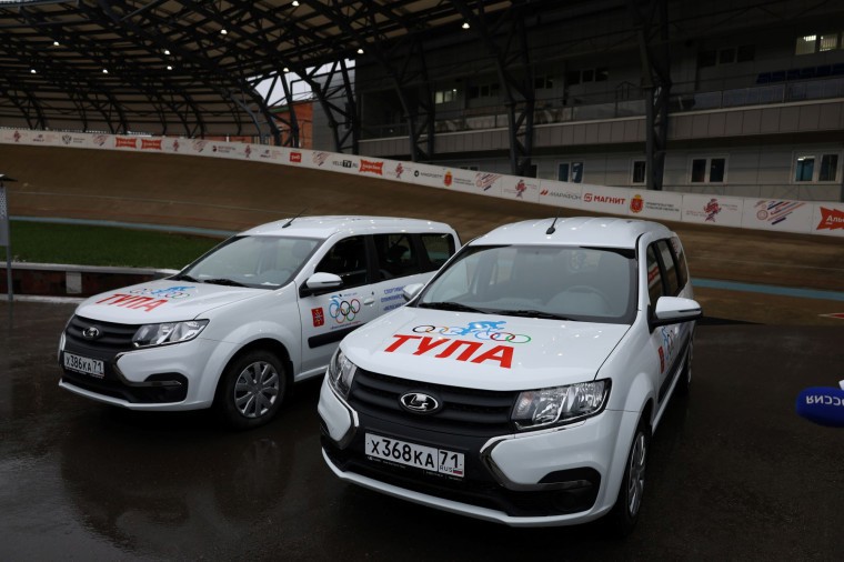 Илья Беспалов передал два легковых автомобиля воспитанникам и тренерам спортшколы «Велосипедный спорт»