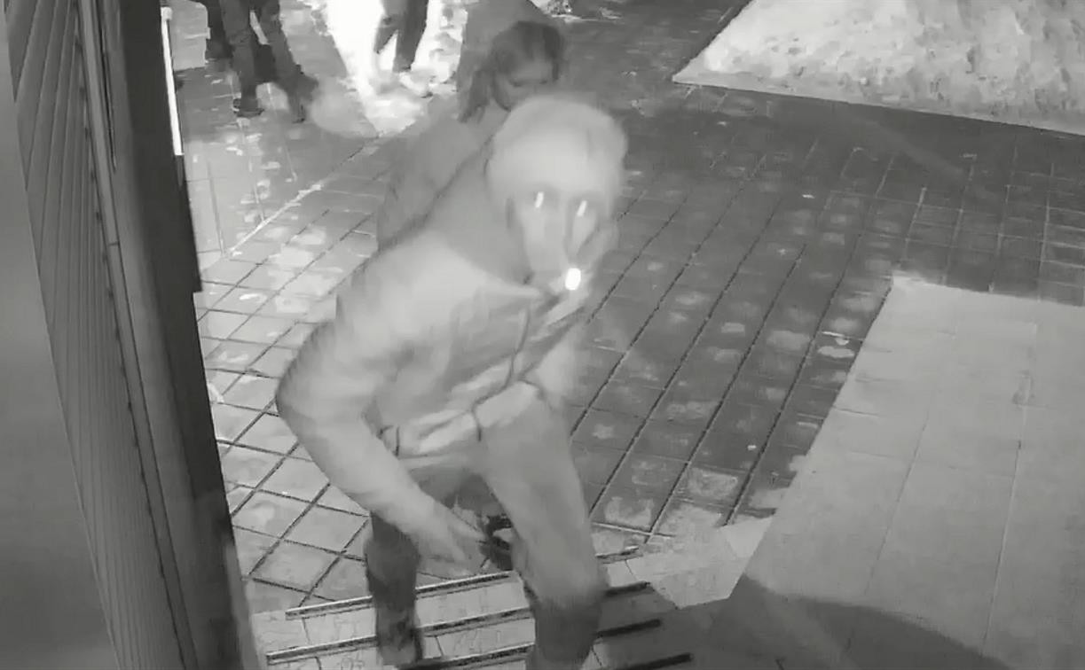 В Новомосковске подростки уничтожили камеру наблюдения: перед «смертью» она сняла их 