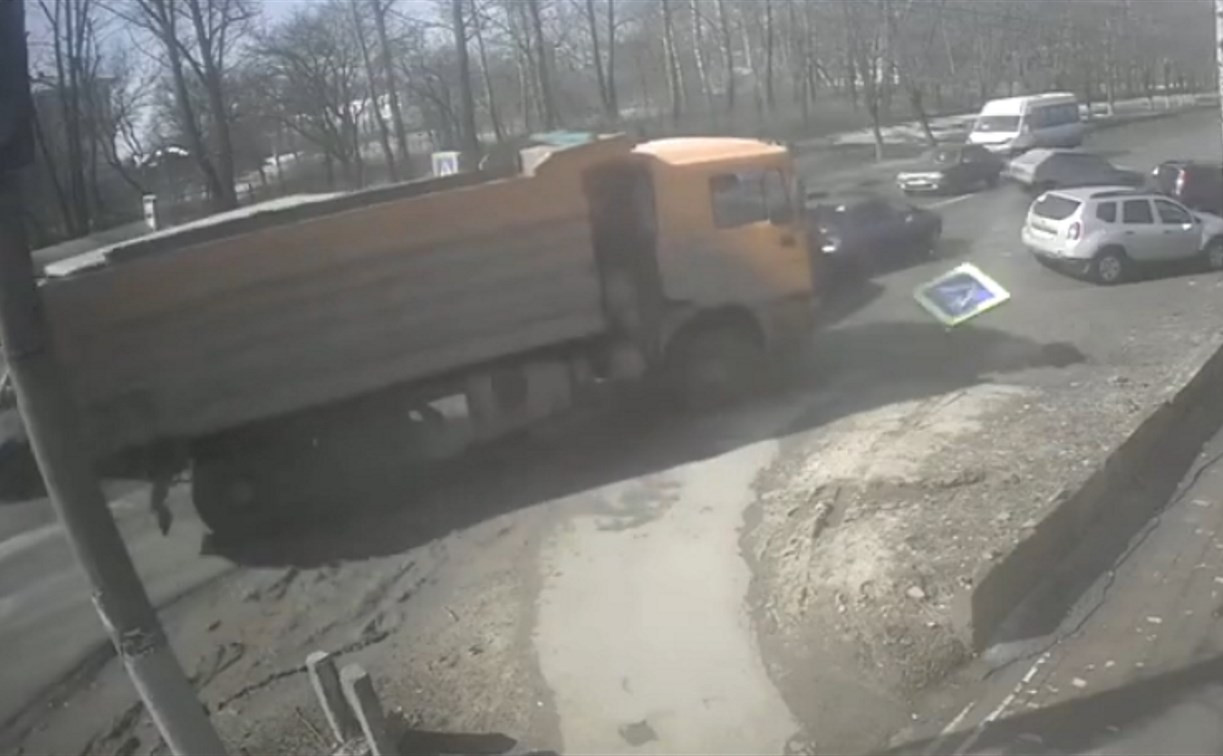 Видео: в Туле неуправляемый грузовик врезался в фургон и снёс дорожный знак