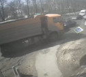 Видео: в Туле неуправляемый грузовик врезался в фургон и снёс дорожный знак