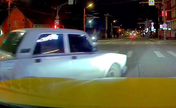 На ул. Болдина водитель ВАЗа неторопливо нарушил ПДД