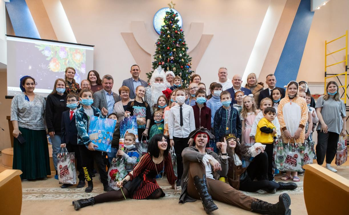 Депутаты Тульской облдумы поздравили с Новым годом детей в Тульской областной больнице