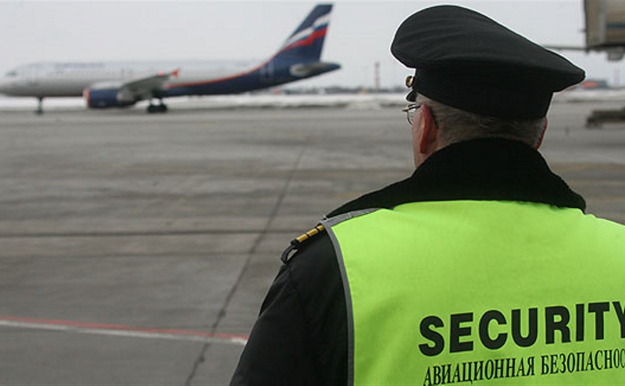 Туляк-охранник аэропорта «Домодедово» вытащил у мужчины деньги из борсетки