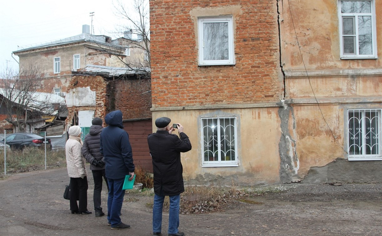 После публикации на Myslo на доме-развалюхе в Денисовском переулке установят маячки