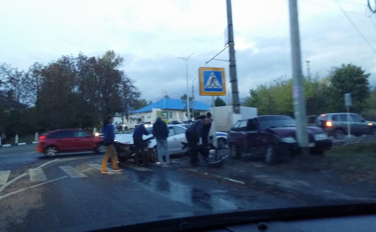 В Донском на участке с круговым движением столкнулись две машины