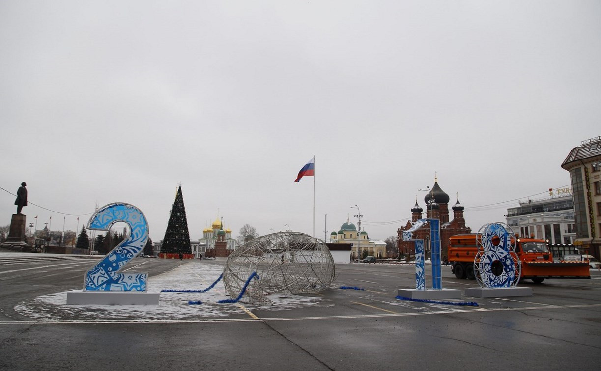 В Туле на площади Ленина водитель сбил огромный новогодний шар