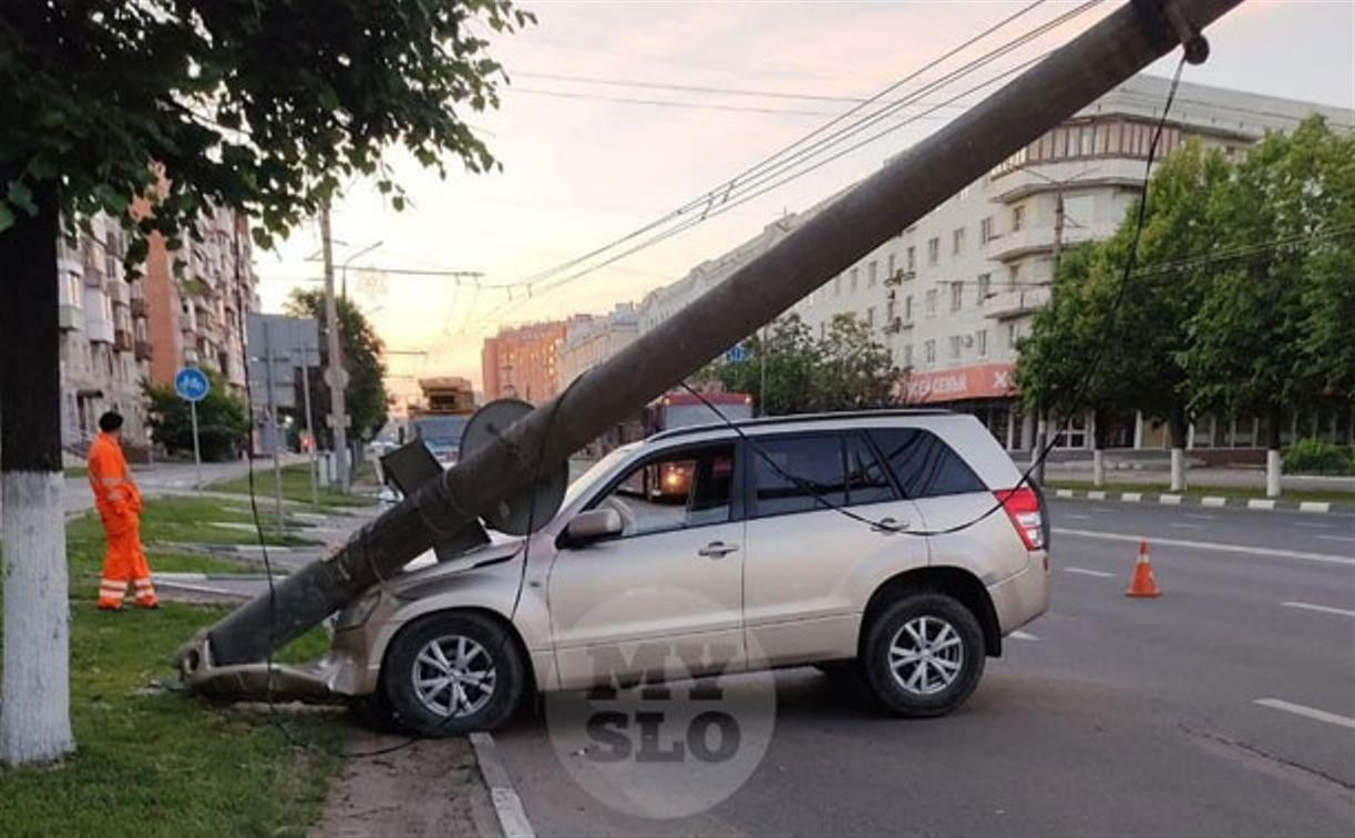 На Красноармейском проспекте кроссовер повалил фонарный столб: фото