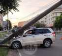 На Красноармейском проспекте кроссовер повалил фонарный столб: фото