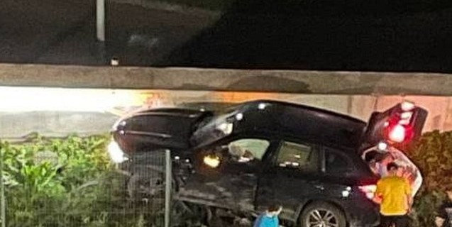 Тулячка за рулем BMW протаранила забор на улице Октябрьской 