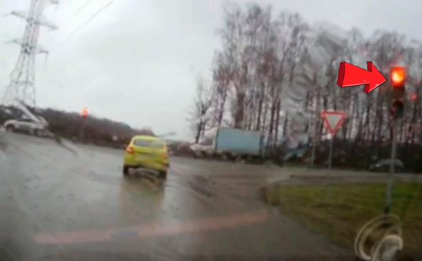  В Туле водитель решил, что ему не обязательно стоять на красный
